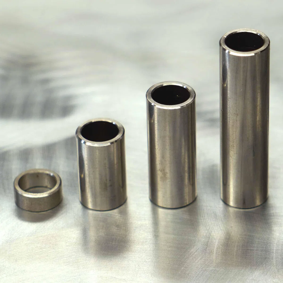 Tuleja dystansowa ze stali nierdzewnej (10 sztuk) – Ø zewnętrzna: 10 mm; Ø wewnętrzna: 8 mm; długość: 20 mm – przekładka – podkładka dystansowa – tuleja dystansowa VA – nierdzewna