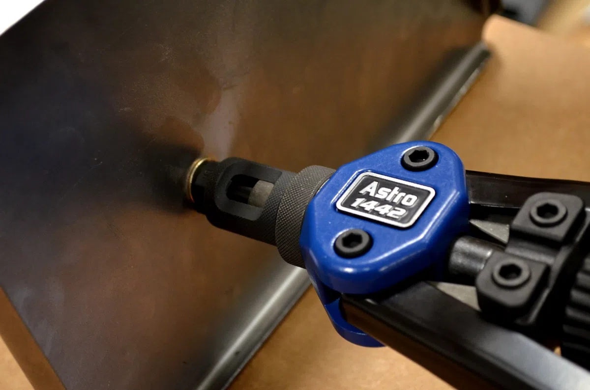 Astro Pneumatic Tool 33 cm metryczne SAE W zestaw nakrętek nitowych 60 szt. 1442